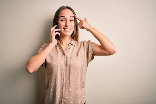 Ung Vacker Kvinna Som Pratar Smartphone Över Vit Bakgrund Leende — Stockfoto