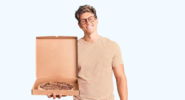Νεαρός Όμορφος Άντρας Κρατάει Κουτί Της Πίτσας Δείχνοντας Θετικός Και — Φωτογραφία Αρχείου