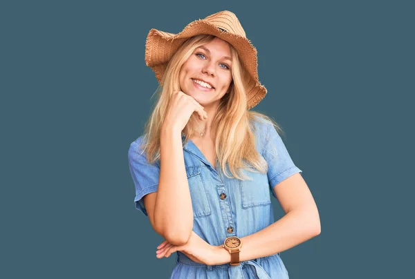 Giovane Bella Donna Bionda Con Cappello Estivo Vestito Guardando Fiduciosa — Foto Stock