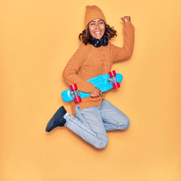 Joven Hermosa Patinadora Latina Mujer Sonriendo Feliz Saltando Con Una — Foto de Stock