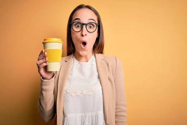 Jovem Bela Empresária Bebendo Xícara Café Takeaway Sobre Fundo Amarelo — Fotografia de Stock