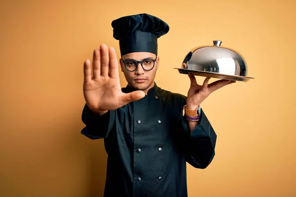 年轻的巴西厨师 身穿炊事服 头戴圆顶礼帽 手握圆顶 做停止手势 表情严肃自信 防守姿势 — 图库照片