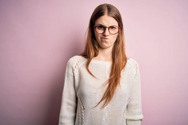 Mladá Krásná Zrzka Žena Sobě Ležérní Svetr Brýle Přes Růžové — Stock fotografie