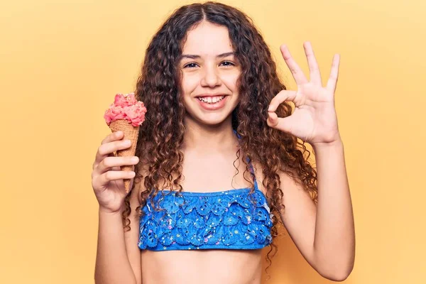Gyönyörű Gyerek Lány Göndör Haj Visel Bikini Gazdaság Fagylalt Csinál — Stock Fotó