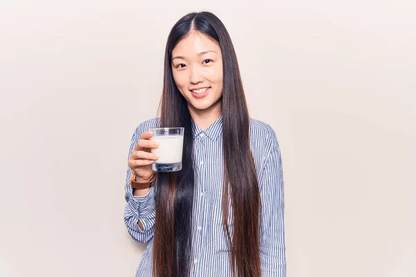 Νεαρή Όμορφη Κινέζα Γυναίκα Πίνει Ένα Ποτήρι Γάλα Που Δείχνει — Φωτογραφία Αρχείου