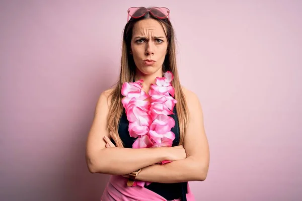 Ung Vacker Blond Kvinna Bär Baddräkt Och Blommig Hawaiian Lei — Stockfoto