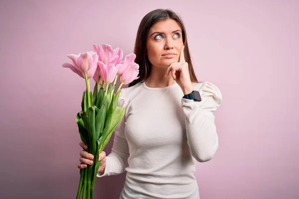 Joven Hermosa Mujer Romántica Con Ojos Azules Que Sostiene Ramo — Foto de Stock