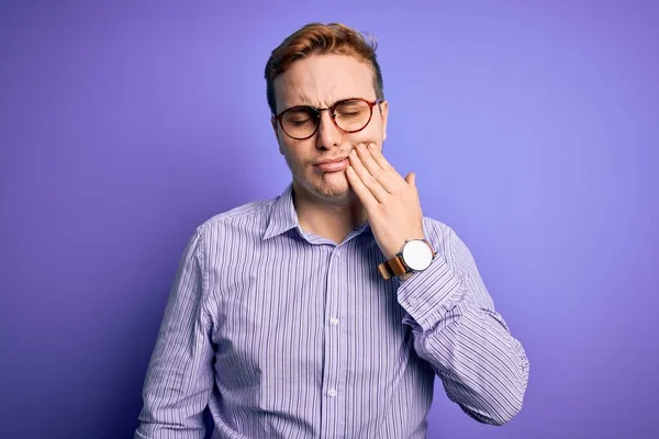 Joven Hombre Pelirrojo Guapo Con Camisa Casual Gafas Sobre Fondo — Foto de Stock