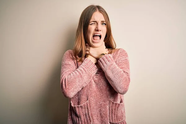 Jeune Belle Femme Rousse Portant Pull Décontracté Rose Sur Fond — Photo