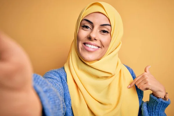 Ung Vacker Brunett Arabiska Kvinna Bär Islamisk Hijab Gör Selfie — Stockfoto