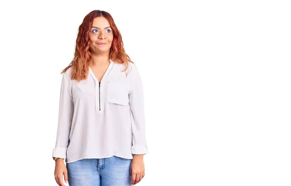 Ung Latinamerikansk Kvinna Klädd Avslappnade Kläder Leende Tittar Sidan Och — Stockfoto