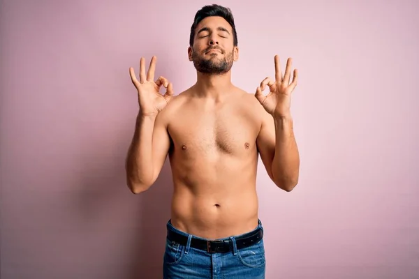 Joven Hombre Fuerte Guapo Con Barba Sin Camisa Pie Sobre — Foto de Stock