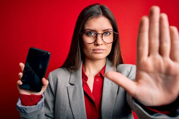 Junge Schöne Geschäftsfrau Mit Blauen Augen Smartphone Der Hand Bildschirm — Stockfoto