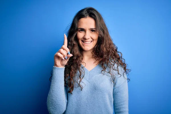 Junge Schöne Frau Mit Lockigem Haar Trägt Blauen Lässigen Pullover — Stockfoto