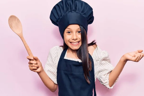 Όμορφο Κορίτσι Φορώντας Στολή Μάγειρα Ουρλιάζοντας Υπερήφανη Γιορτάζει Νίκη Και — Φωτογραφία Αρχείου