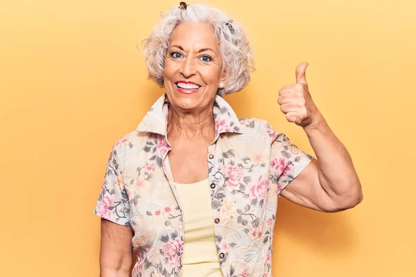 Senior Gråhårig Kvinna Casual Kläder Ler Glad Och Positiv Tummen — Stockfoto