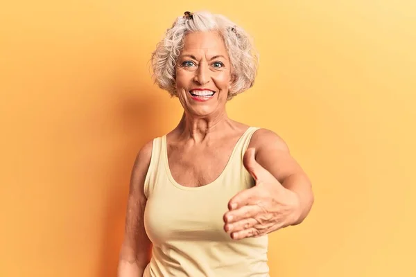 Senior Mulher Cabelos Grisalhos Vestindo Roupas Casuais Sorrindo Amigável Oferecendo — Fotografia de Stock