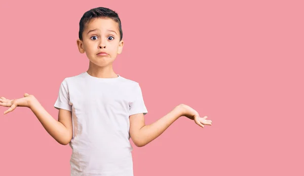 Kleine Schattige Jongen Draagt Casual Witte Tshirt Clueless Verwarde Uitdrukking — Stockfoto