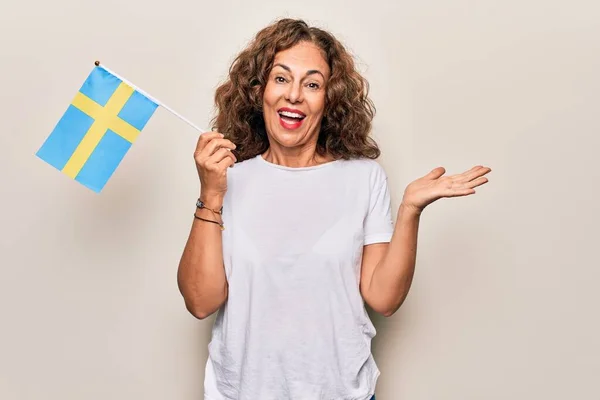 Mulher Turística Bonita Meia Idade Segurando Bandeira Sueca Sobre Fundo — Fotografia de Stock