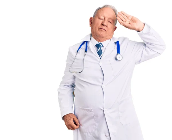 Senior Stilig Gråhårig Man Klädd Läkare Rock Och Stetoskop Sträcker — Stockfoto