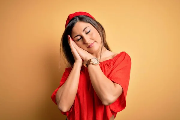 Joven Hermosa Mujer Colorido Estilo Veraniego Sobre Amarillo Aislado Fondo —  Fotos de Stock