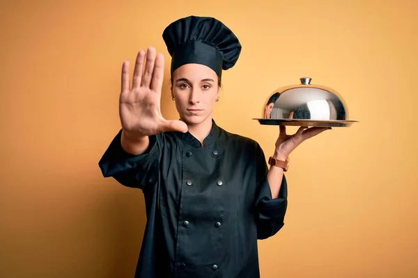 Joven Mujer Hermosa Chef Con Uniforme Cocina Sombrero Bandeja Celebración —  Fotos de Stock