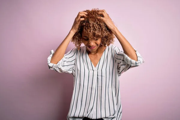 Vacker Afrikansk Amerikansk Kvinna Med Lockigt Hår Bär Randig Shirt — Stockfoto