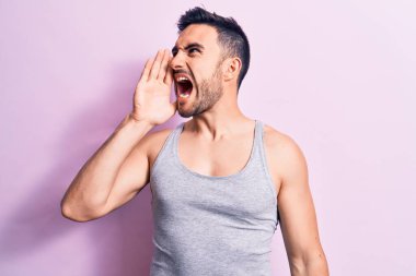 Mayo giyen genç yakışıklı adam ellerinin birarada dua ederek af diliyor kendinden emin bir şekilde gülümsüyor.. 