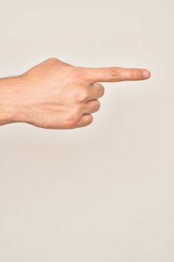 Beyaz arka plan üzerinde parmaklarını gösteren beyaz tenli bir adamın eli işaret parmağıyla kenarı işaret ederek bir seçim yapmayı öneriyor.