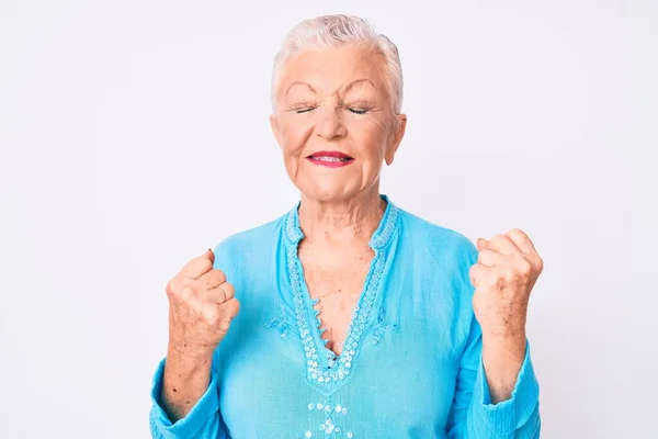 Senior Bella Donna Con Gli Occhi Azzurri Capelli Grigi Indossa — Foto Stock