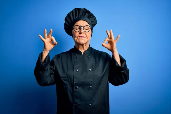 Senior Hermosa Mujer Pelo Gris Chef Con Uniforme Cocina Sombrero —  Fotos de Stock