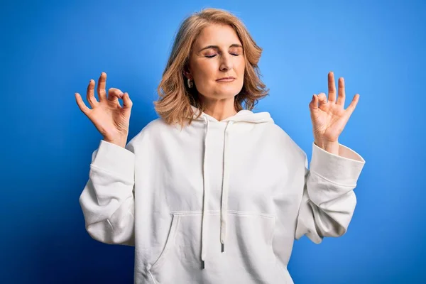 Hermosa Deportista Rubia Mediana Edad Que Usa Ropa Deportiva Sobre — Foto de Stock