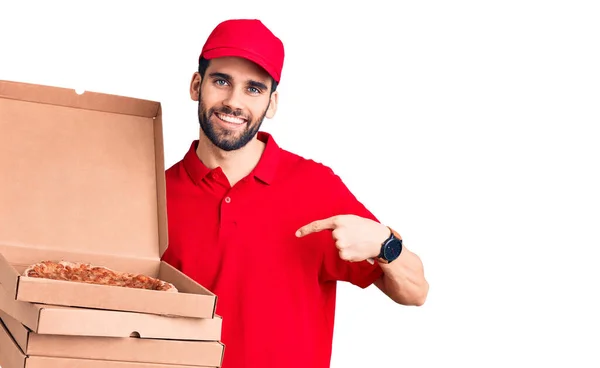 Sakallı Teslimat Üniforması Giyen Pizza Kutuları Taşıyan Mutlu Gururlu Gülümseyen — Stok fotoğraf