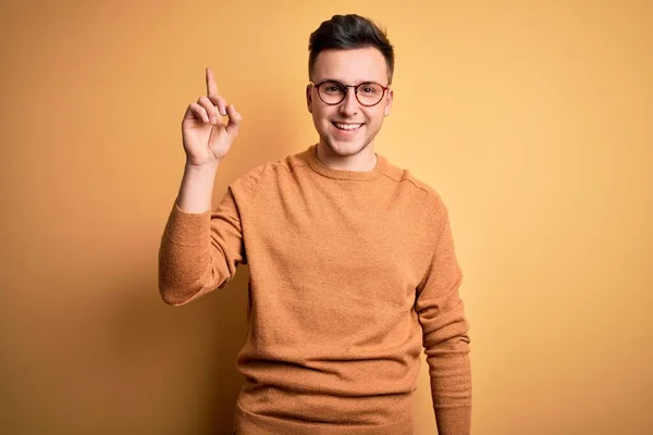 Junger Gutaussehender Kaukasischer Mann Mit Brille Und Lässigem Winterpullover Vor — Stockfoto
