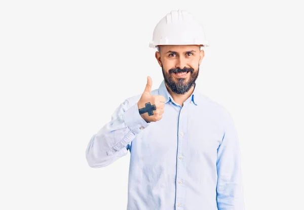 Fiatal Jóképű Férfi Építész Keménykalapot Visel Boldog Hüvelykujját Felemeli Kézmozdulattal — Stock Fotó