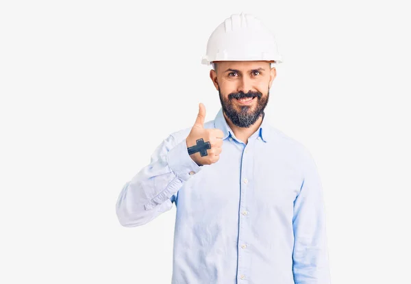 Ung Stilig Man Klädd Arkitekt Hatt Gör Glada Tummen Upp — Stockfoto