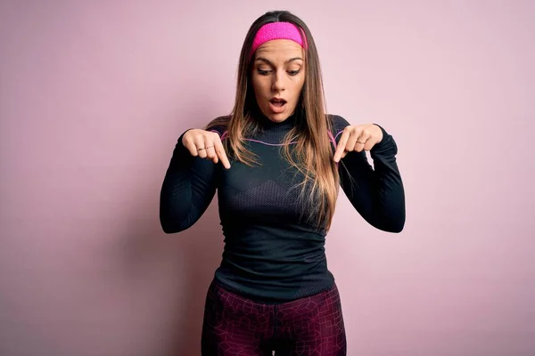 Joven Mujer Rubia Fitness Usando Ropa Entrenamiento Deportivo Sobre Fondo —  Fotos de Stock