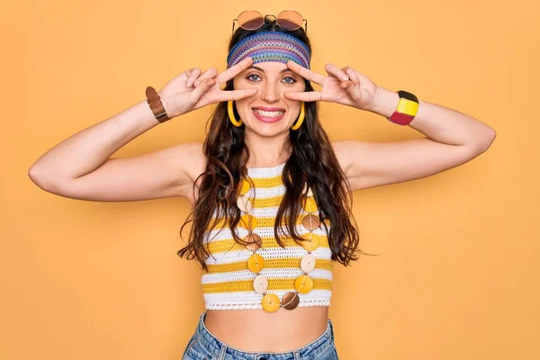 Joven Mujer Hippie Hermosa Con Ojos Azules Con Accesorios Gafas —  Fotos de Stock