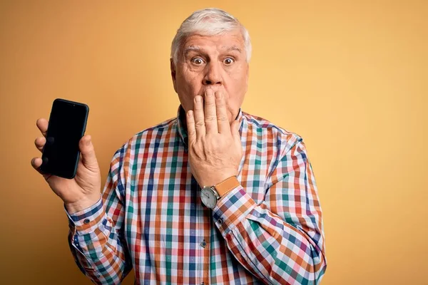 Senior Bonito Hoary Homem Segurando Smartphone Mostrando Tela Sobre Amarelo — Fotografia de Stock