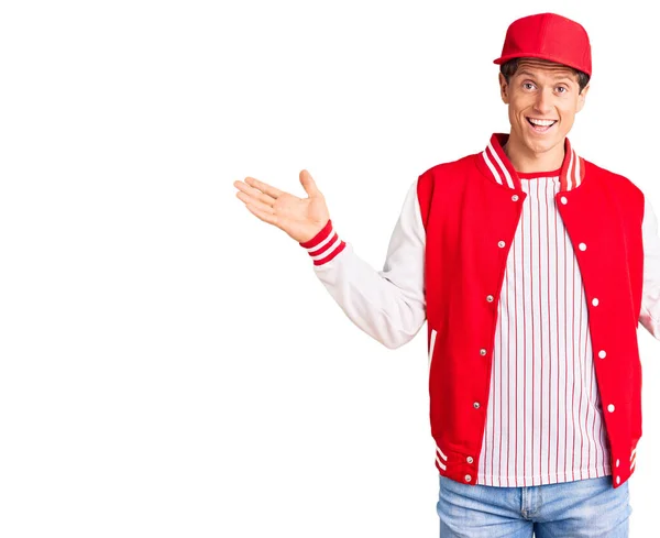 Joven Hombre Guapo Con Uniforme Béisbol Sosteniendo Golf Pelota Celebrando — Foto de Stock