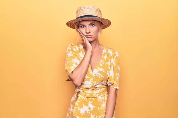 Hermosa Mujer Rubia Vacaciones Con Sombrero Verano Vestido Sobre Fondo — Foto de Stock