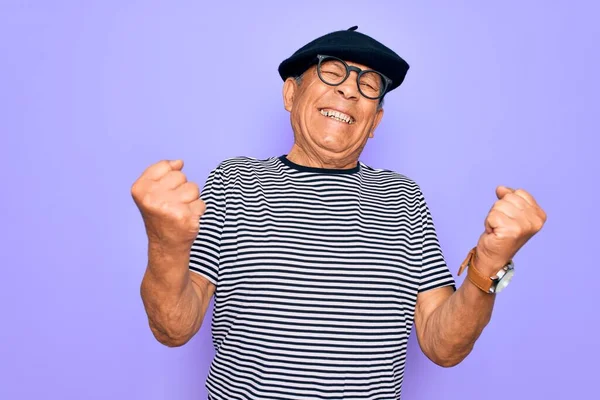 Senior Bel Homme Satirique Portant Béret Français Des Lunettes Debout — Photo