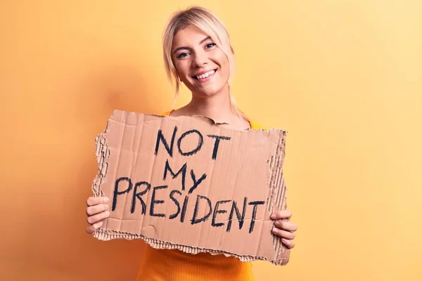 Genç Sarışın Kadın Demokrasi Istiyor Başkan Mesajım Olmadan Afiş Tutuyor — Stok fotoğraf
