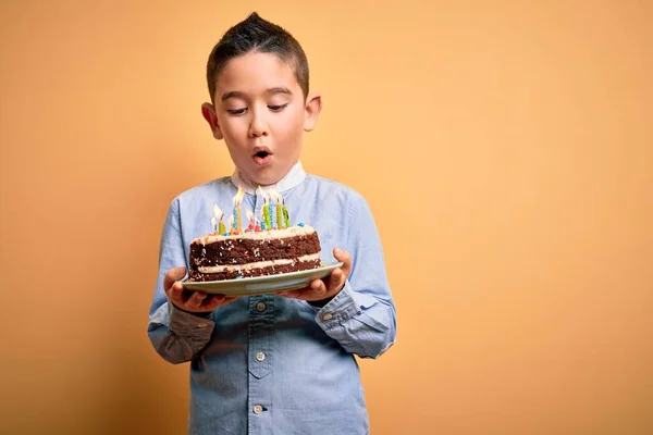 Schattige Peuter Met Verjaardagstaart Met Kaarsen Geïsoleerde Gele Achtergrond — Stockfoto