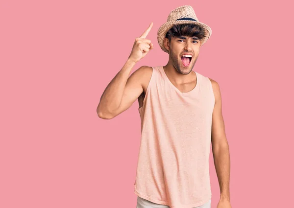Homem Hispânico Jovem Usando Chapéu Verão Apontando Dedo Para Cima — Fotografia de Stock