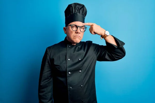 Middelbare Leeftijd Knappe Grijs Harige Chef Kok Man Draagt Fornuis — Stockfoto