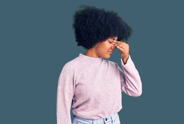 Ung Afrikansk Amerikansk Flicka Bär Casual Kläder Trött Gnugga Näsa — Stockfoto