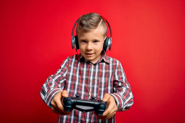 Bedårande Blond Gamer Småbarn Ler Glad Och Självsäker Stående Med — Stockfoto