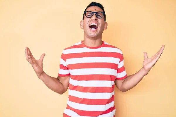 Jeune Homme Latino Beau Portant Des Vêtements Décontractés Des Lunettes — Photo