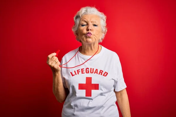 Seniorin Schöne Grauhaarige Rettungsschwimmerin Trägt Shirt Mit Rotem Kreuz Mit — Stockfoto